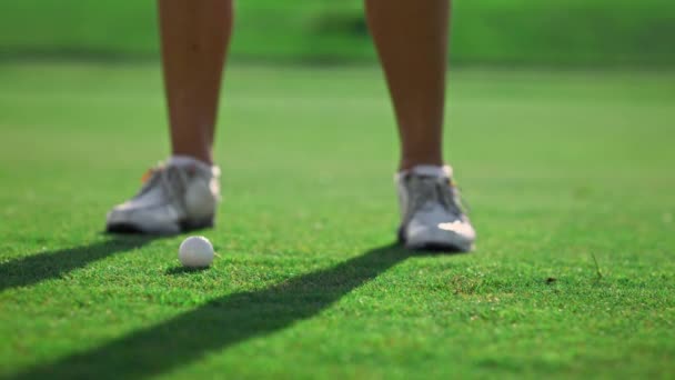 Señora golfista piernas entrenamiento desgaste blanco zapatillas de deporte en campo de hierba campo club de campo — Vídeos de Stock