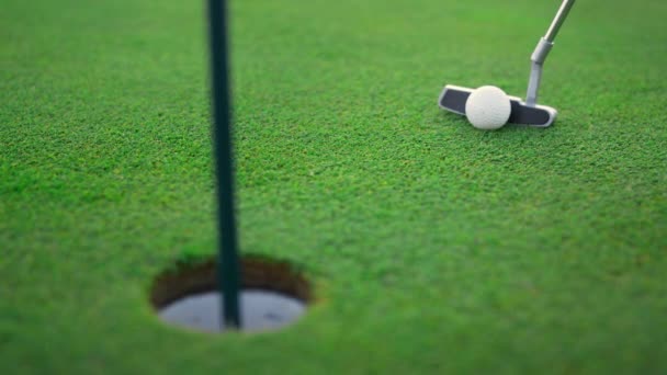 Golfprofessional spelen bal in golfgat. Golfer swing club op groene baan. — Stockvideo