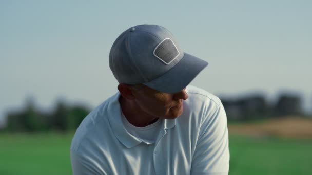 स्पोर्ट मैन फेयरवे पर गोल्फ मैच खेलते हैं। वरिष्ठ खिलाड़ी स्विंग गोल्फिंग क्लब . — स्टॉक वीडियो