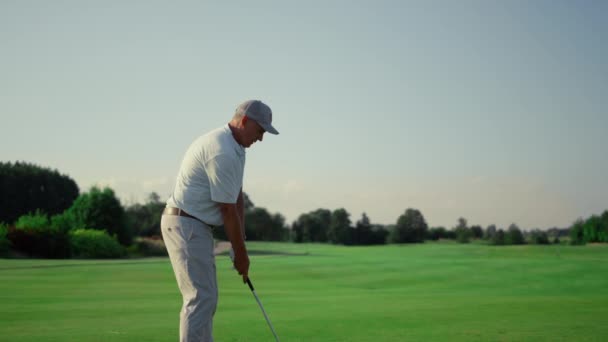 Starszy Golfista Ćwiczący Uderzenie Piłki Trawie Trenuje Torze Wodnym Emeryt — Wideo stockowe