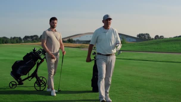 Pai Filho Joga Golfe Fora Dois Homens Falar Passatempo Desportivo — Vídeo de Stock