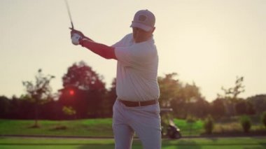 Sahada golf oynayan heyecanlı bir golfçü. Zengin son sınıf sportif aktiviteler yapıyor. Yaşlı beyaz oyuncu golf sahasında topa vuruyor. Yaşlı adam hafta sonu gösteri yetenekleri sergiliyor. Boş zaman konsepti