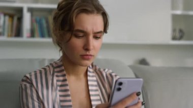 Freelancer sabah erken saatlerde iş reddi e-postalarını okumuş. Hüsrana uğramış bir kadın, sosyal medyada hoş olmayan mesajlar alıyor. Üzgün güzel bayan akıllı telefonu bir kenara bıraktı. Milenyum ilişkileri sorunları kavramı