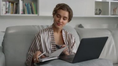 Serbest Çalışan, hafta sonu çevrimiçi işini bitiriyor. Cihaz bağımlılığı rutini. Gülümseyen öğrenci akıllı telefonlardan sosyal medya alıyor. Milenyum kız menajeri dizüstü bilgisayarı kapatıyor. Webinar 'dan sonra dinleniyor..