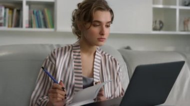 Milenyum öğrencisi yakın çekimde dizüstü bilgisayarda notlar alıyor. Yorgun kız ara veriyor. Webinar 'ı bitir. Güzel bir kadın dinleniyor. Akıllı telefon sosyal medyayı kontrol etsin. Aygıt bağımlılığı kavramı