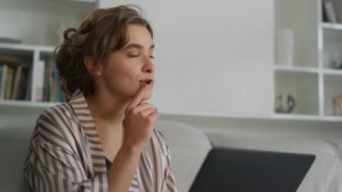Düşünceli öğrenci, internet üzerinden yakın çekimde araştırma yapıyor. Güzel içerik yöneticisi pijamalarıyla çalışan yeni fikirler arıyor. Odaklanmış iş kadını çözüm arıyor.