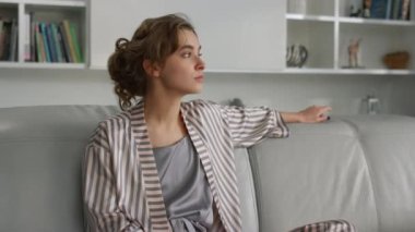 Sorunları göz önünde bulundurarak dinlenen düşünceli bir kız. Güzel bir bayan sabah yalnız başına ilişki sorunları hakkında endişelenir. Ciddi yönetici Coronavirus karantinasında evde kalıyormuş gibi poz veriyor. 