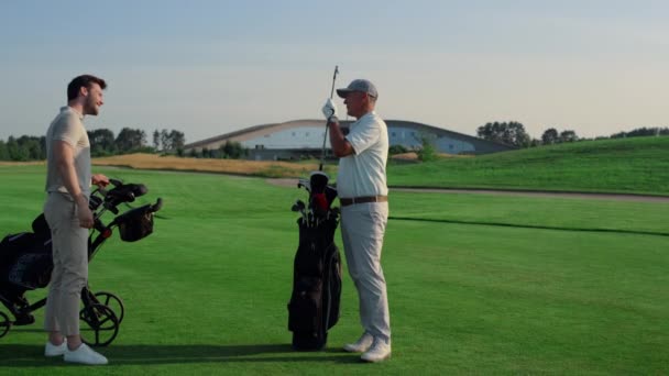 Zakelijke Partners Golfen Golfterrein Golfteam Praat Buiten Sport Gelukkige Spelers — Stockvideo