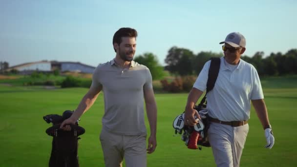 Golfistas Bem Sucedidos Sorrindo Discutir Golfe Campo Dois Homens Gostam — Vídeo de Stock