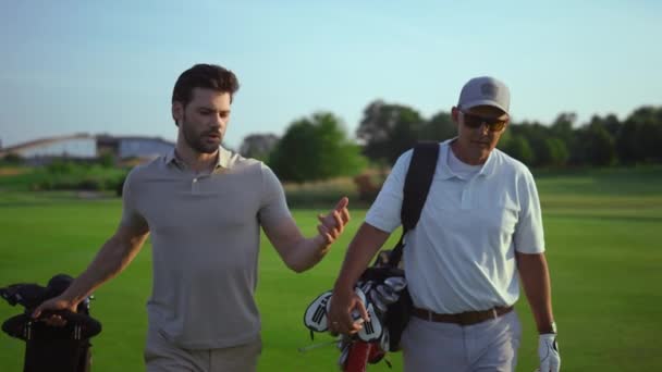 Les Beaux Joueurs Golf Parlent Passe Temps Sportif Les Hommes — Video