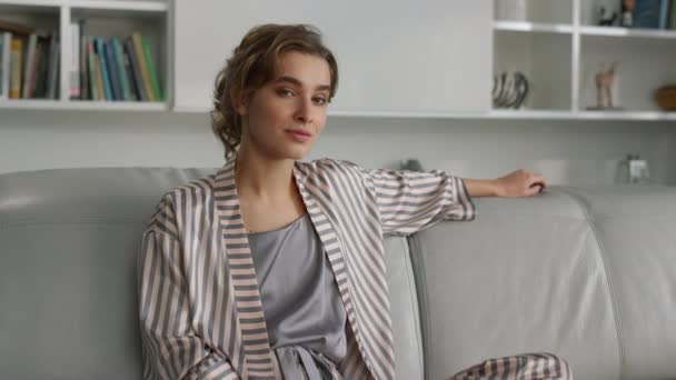 Belle Dame Repos Salon Gros Plan Fille Détendue Posant Pyjama — Video