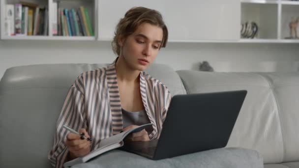 Chica Sonriente Estudiando Casa Viendo Clase Universitaria Línea Pijama Cerca — Vídeo de stock