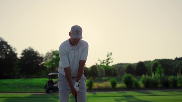 Golfista Profissional Batendo Bola Jogo Fairway Pensionista Passa Tempo Livre — Vídeo de Stock