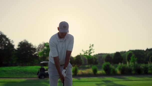 Professionele Golfer Slaan Bal Fairway Spel Gepensioneerde Brengt Tijd Buiten — Stockvideo