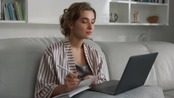 Gerente Viendo Entrenamiento Línea Pijamas Cerca Ocio Fin Semana Casa — Vídeo de stock