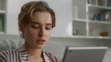 Hüzünlü haber toplama tabletini okuyan iş kadını. Kapatın. Üzgün kız ekranda görünüyor. Mutsuz işçi e-posta işyerini kontrol ediyor. Yorgun sarışın kadın iş reddi e-postası alıyor. Hayal kırıklığına uğramış kadın konsepti