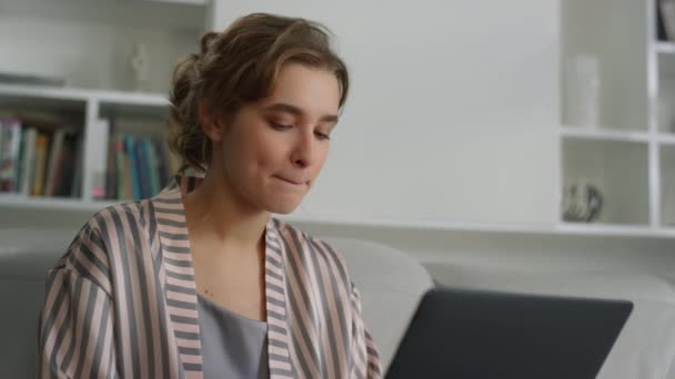 Gerente Pensamento Trabalhando Casa Close Laptop Bonita Senhora Pijama Enviar — Vídeo de Stock