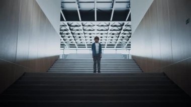 Yalnız öğrenci merdivenlerde boş karanlık koridorda duruyor. Yalnız olduğu için stresli olan liseli bir çocuk. Fütürist manzaralı okul salonunda poz veren terk edilmiş mutsuz çocuk. Çocukluk zulmü kavramı.