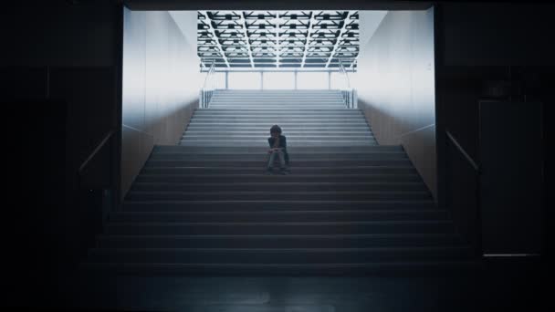 Triste Silueta Adolescente Sentado Solo Edificio Vacío Escalera Estudiante Estresado — Vídeos de Stock