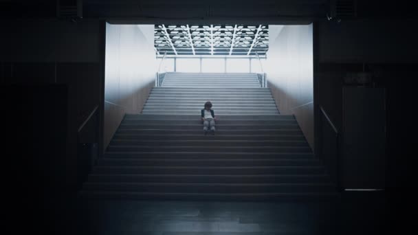 Einsamer Teenager Der Allein Auf Einer Dunklen Treppe Sitzt Verlassener — Stockvideo
