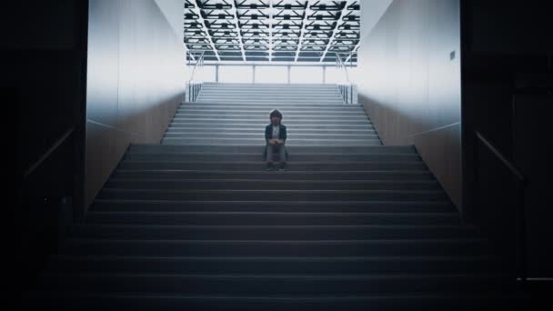 Colegial Estresado Queda Solo Escalera Oscura Cerca Deprimido Chico Infeliz — Vídeos de Stock