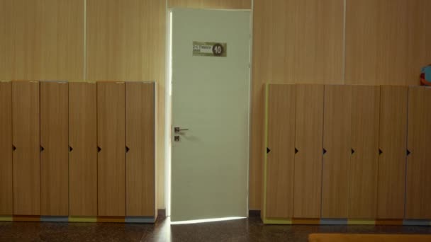白い教室のドアを閉じる空のホールで開きます 連続して木製ロッカー付きの学校の廊下インテリア 廊下の真ん中に公開された研究室の入り口 夏休み期間 教育理念 — ストック動画