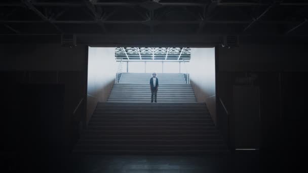 Enojado Colegial Solitario Edad Primaria Posando Escalera Vacía Del Campus — Vídeo de stock