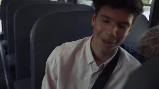부러진 버스에 소년에게 미소를 있습니다 기분좋은 머리의 승객용 이야기를 나누고 — 비디오