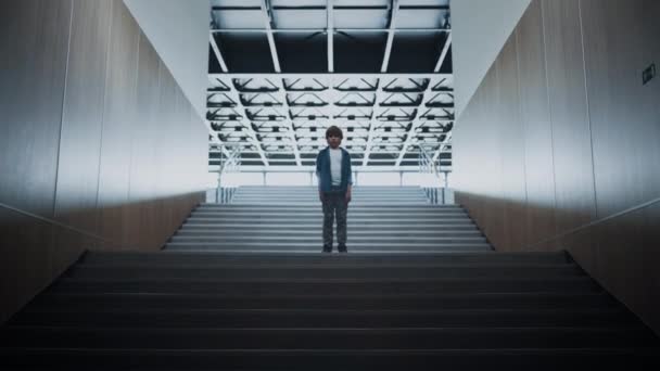 Самотній Учень Стоїть Порожньому Темному Коридорі Сходах Відчувається Дев Ятнадцять — стокове відео