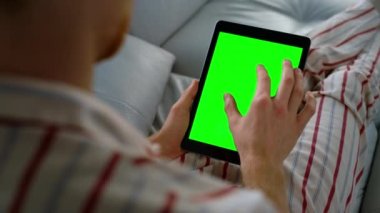 İşçi elleri tablet ekranlara dokunuyor. Bilinmeyen işadamı hafta sonu dijital pijamalarıyla sosyal medyada sörf yapıyor. Grafik tasarımcısı ev ofisindeki krom anahtar projesini kontrol ediyor.