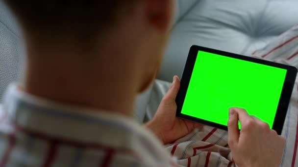 Επιχειρηματίας Αγγίζοντας Πράσινη Οθόνη Του Υπολογιστή Tablet Απομακρυσμένο Κοντινό Γραφείο — Αρχείο Βίντεο