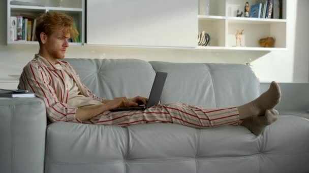 Mann Arbeitet Home Office Pyjama Konzentrierte Ingwerschülerin Mit Laptop Auf — Stockvideo