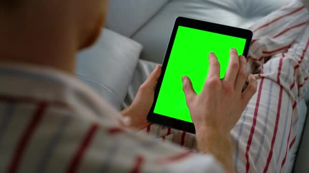 Werknemers Handen Aanraken Mockup Tablet Scherm Close Onbekende Zakenman Surfen — Stockvideo