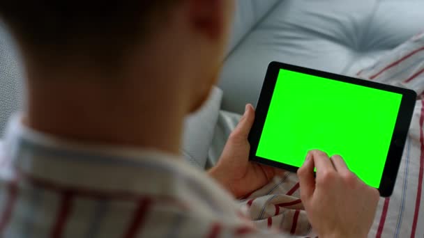 Manager Met Groen Scherm Tablet Close Onbekende Man Die Afstand — Stockvideo