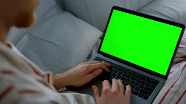 Geschäftsmann Mit Chromakey Laptop Auf Sofa Nahaufnahme Student Der Wochenende — Stockvideo