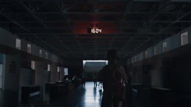 Küçük yalnız kız silueti aydınlık merdivenlere giden karanlık koridorda yürüyor. İlkokul öğrencisi modern salonda oyuncu öğrencileri geçiyor. Bilinmeyen liseli kız dersten sonra okuldan ayrılıyor..