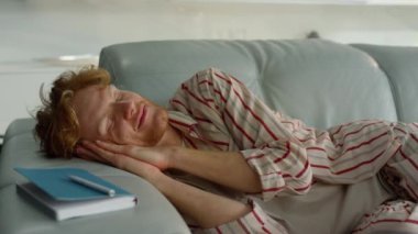 Pijamalı rahat uyuyan adam, yakın plan. Gülümseyen serbest yazar, ev işlerinde çalışırken hayal kurmaktan zevk alır. Kaygısız kızıl işadamı öğle uykusunda kestiriyor. Uykulu adam evde dinleniyor.. 