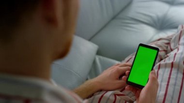 Uygulama kullanıcısı krom tuşlu akıllı telefonu kapatıyor. Bilinmeyen adam parşömende yalan söylüyor. Tanımlanamayan kişi evde sosyal medyayı kontrol ediyor. Akıllı telefon bağımlısı rahat koltukta cihaz ile rahatlıyor.