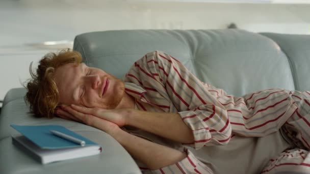 Tipo Relaxado Dormir Num Sofá Pijama Freelancer Sorridente Desfrutar Daydream — Vídeo de Stock