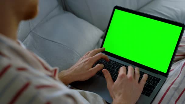 Facet Surfujący Laptopie Kluczem Chromowym Biurze Nieznany Zajęty Student Piszący — Wideo stockowe
