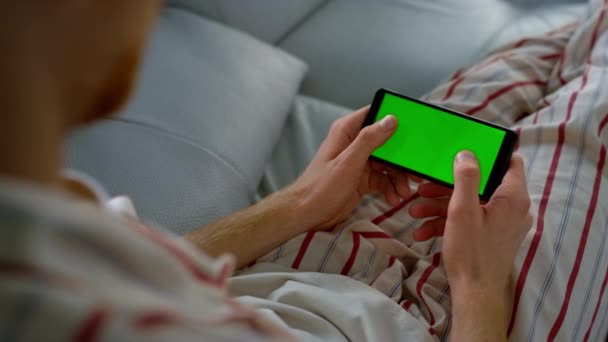 Hombre Escribiendo Pantalla Verde Teléfono Inteligente Casa Jugador Disfrutar Primer — Vídeo de stock