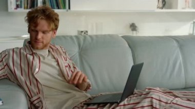 İş adamı pijamalarıyla Webinar evini inceliyor. Odaklanmış öğrenci kanepede dinlenirken notlar alır. Ginger yöneticisi uzaktan ofiste blog şirketi sunumunu izliyor. Web tarayıcıda çalışan serbest çalışan