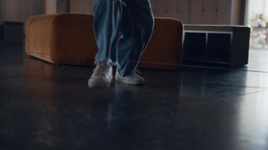 Liseli kızlar lastiklere basıp atlıyorlar. Bilinmeyen neşeli öğrenci beyaz spor ayakkabı giyiyor ve okul salonunda lastik bant oyunu oynuyor. Okul çocukları tatilde birlikte eğleniyorlar..