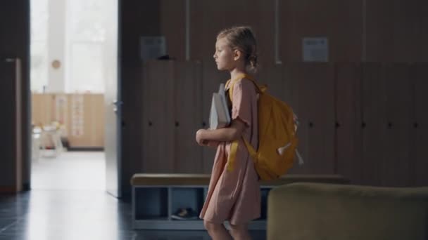 Kiesett Iskolás Lány Aki Könyveket Tart Üres Folyosón Egyedül Órák — Stock videók