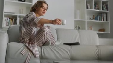 İş kadını sabah evde, oturma odasında çalışıyor. Kız kanepede esniyor. Güzel bir kadın uzaktan kumandalı bir ofiste elinde meşrubat bardağıyla dizüstü bilgisayar tutuyor. Pijamalı serbest çalışan bir yönetici..