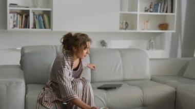 Uzak bir iş yerinde işe başlamadan önce kahve içen bir yönetici. Çekici bir iş kadını oturma odasında dizüstü bilgisayar kullanarak vücudunu esnetiyor. Uykucu kız, serbest çalışan, kanepeye oturmuş esniyor.