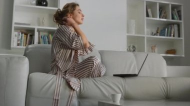 Evde dizüstü bilgisayar kullanan serbest çalışan biri. Kanepede esnemekten yorgun düşmüş bir kadın. Uykucu kız yönetici pijama odasında bilgisayar başında oturuyor. Çekici iş kadını projesini uzaktan yapıyor.