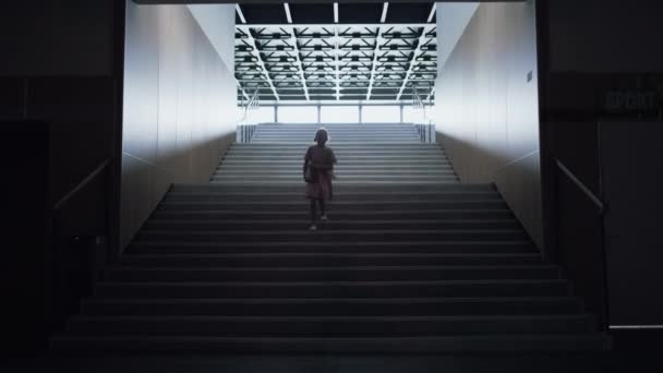Беспокойная Школьница Спускается Пустой Лестнице Одна Книгами Руках Миленькая Девочка — стоковое видео