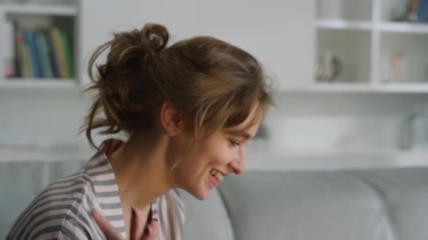 Femme Agitant Avoir Appel Vidéo Maison Gros Plan Happy Souriant — Video