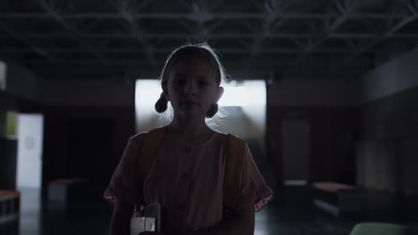 Gergin Liseli Kız Karanlık Koridorda Tek Başına Yürüyor Koridorun Gölgesinde — Stok video